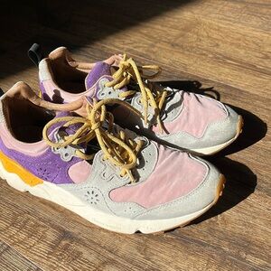 Flower mountain is size 8. Good condition.